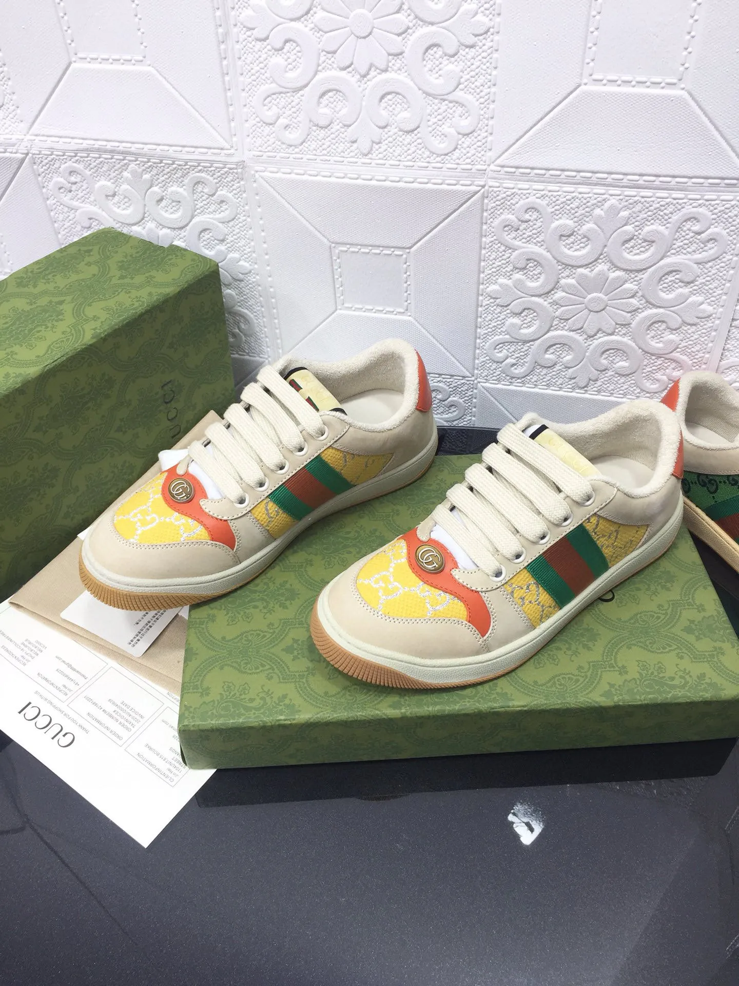 Ex-factory price: 540💰 GUCCI Gucci's newly upgraded back cover lining, top-notch old dirty shoes, classic casual sports shoes for couples, retro sneakers and old G family dirty shoes, updated at the counter simultaneously! ①The shoe upper has the same water-based edge coating process as the original version⚠️The ordinary oil edges on the market have a strong glue feel and are easy to fall off! Grade A first-layer nubuck leather (with pores)/matching computer embroidered double G cloth, high-density terry velvet lining. ② A PVC transparent small round mark sealing line is added to the details of the midsole. The mold is opened six times and the jewelry craftsmanship is used to customize the two-color double G buckle, striving to be the same as the original version. A pair of buttons is more than three times more expensive than ordinary buckles on the market. ③An old two-color washable label, the chip is placed on the outer waist of the right foot, the entire shoe is completely hollowed out with rubber technology, TUP material (rubber to distinguish the market) with the latest green packaging from the counter, 3D printed handbag, and a pair of shoelaces. There is no pressure when entering and exiting the counter. You can buy a 1:1 accurate replica of the original version and modify and upgrade it repeatedly. The details are perfectly restored, the materials are all customized, and they are truly top-notch. Please look at the details clearly to identify the quality. Upper: First-layer frosted cowhide/embroidered double G cloth. Lining: original high-density velvet lining. Foot pads: original pearlescent sheepskin. Outsole: private molded vacuum TPU material. Packaging: original top-grade full set packaging at the counter. Shoe size: women's size 35-40, men's size 39-44 (men's size 38, 45🉑️customized, non-returnable)